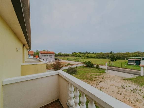 Umgebung von Umag | Ein Komplex mit einem Geschäftshaus und einem Mehrfamilienhaus