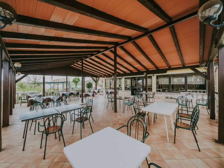 Umgebung von Umag | Ein Komplex mit einem Geschäftshaus und einem Mehrfamilienhaus
