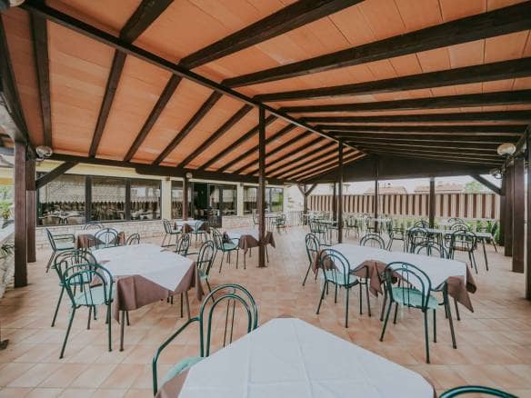 Umgebung von Umag | Ein Komplex mit einem Geschäftshaus und einem Mehrfamilienhaus
