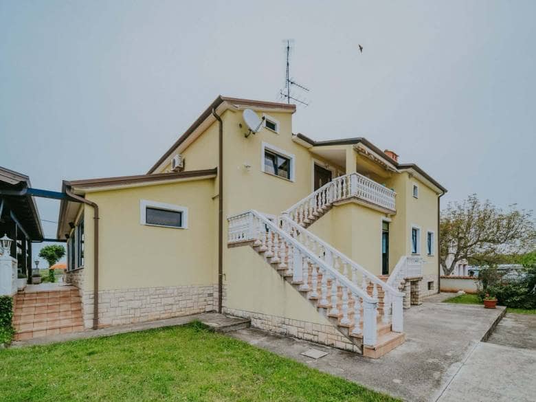 Umgebung von Umag | Ein Komplex mit einem Geschäftshaus und einem Mehrfamilienhaus