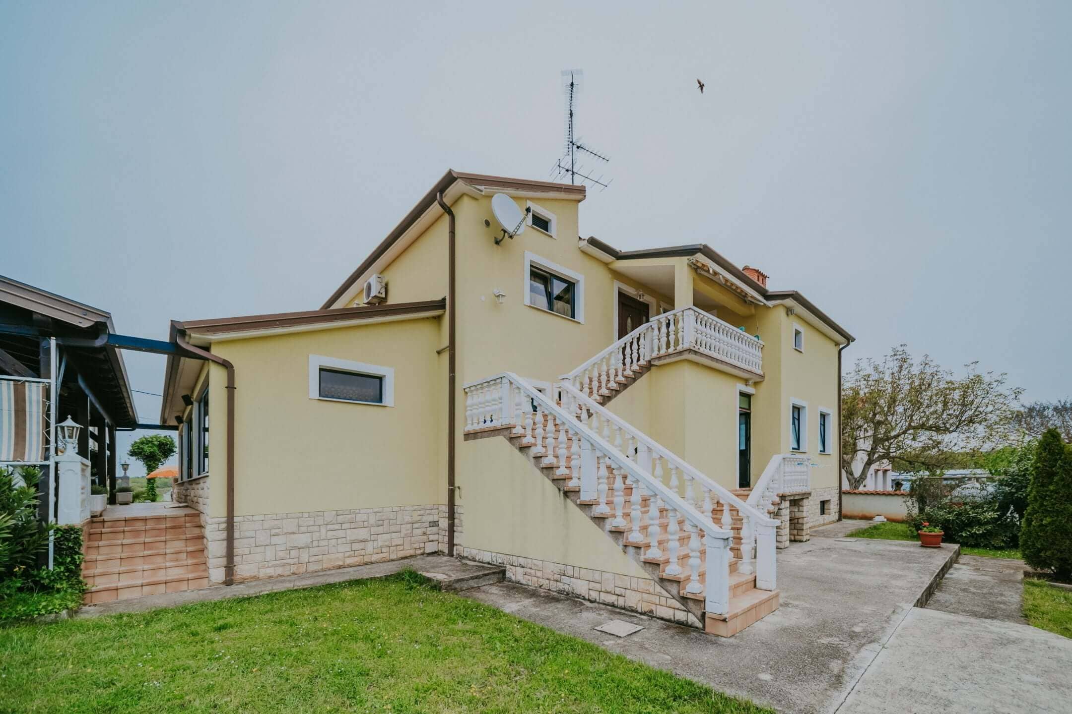 Umgebung von Umag | Ein Komplex mit einem Geschäftshaus und einem Mehrfamilienhaus