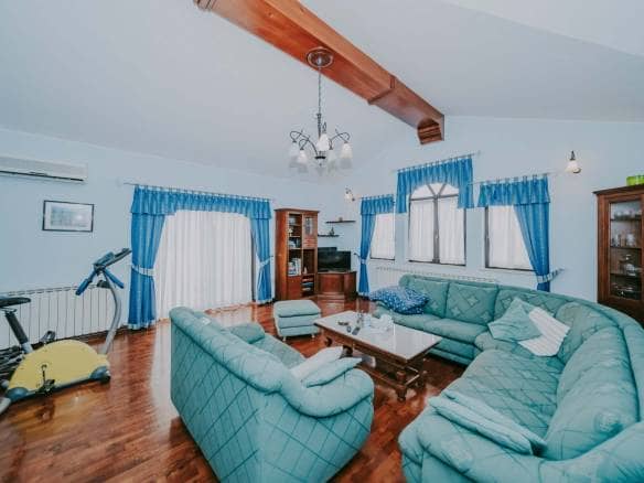 Umgebung von Umag | Ein Komplex mit einem Geschäftshaus und einem Mehrfamilienhaus