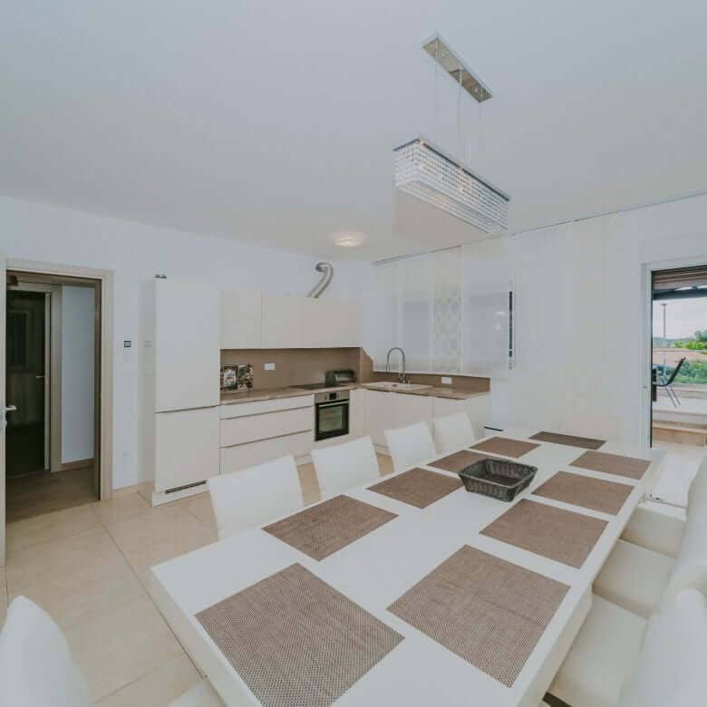 Fažana | Apartmanska kuća s bazenom i pogledom na more