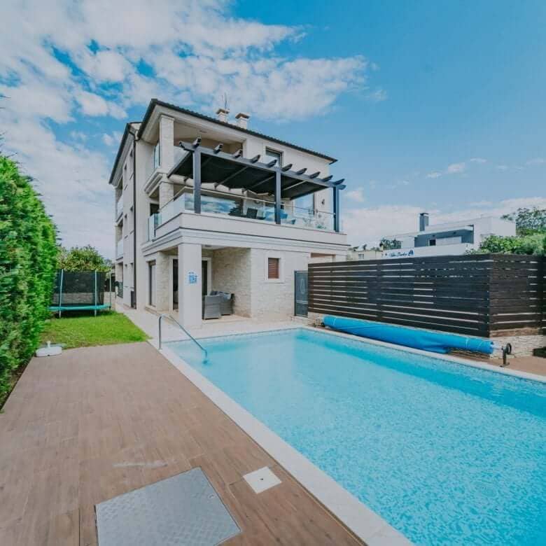 Fažana | Apartmanska kuća s bazenom i pogledom na more