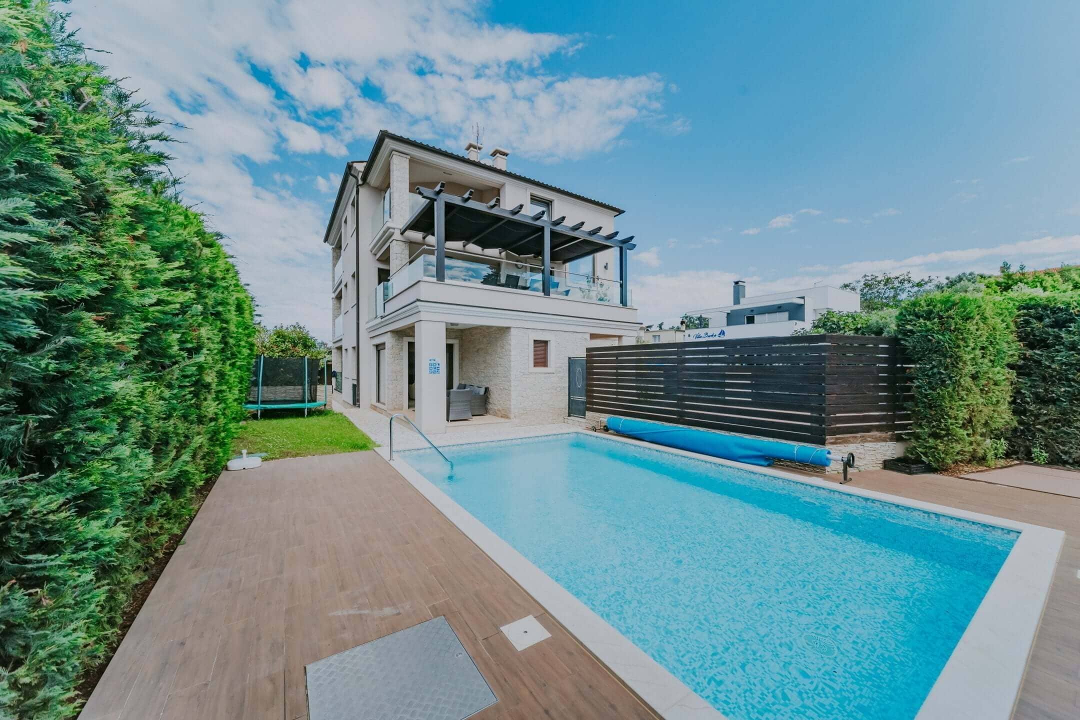 Fažana | Apartmanska kuća s bazenom i pogledom na more