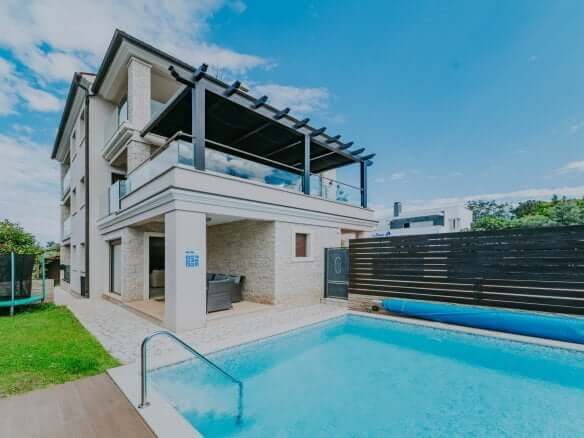 Фажана | Многоквартирный дом с бассейном и видом на море