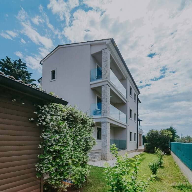 Fažana | Apartmanska kuća s bazenom i pogledom na more