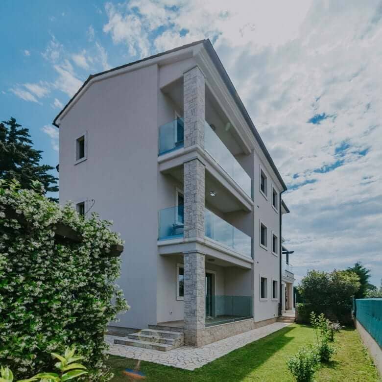 Fažana | Apartmanska kuća s bazenom i pogledom na more