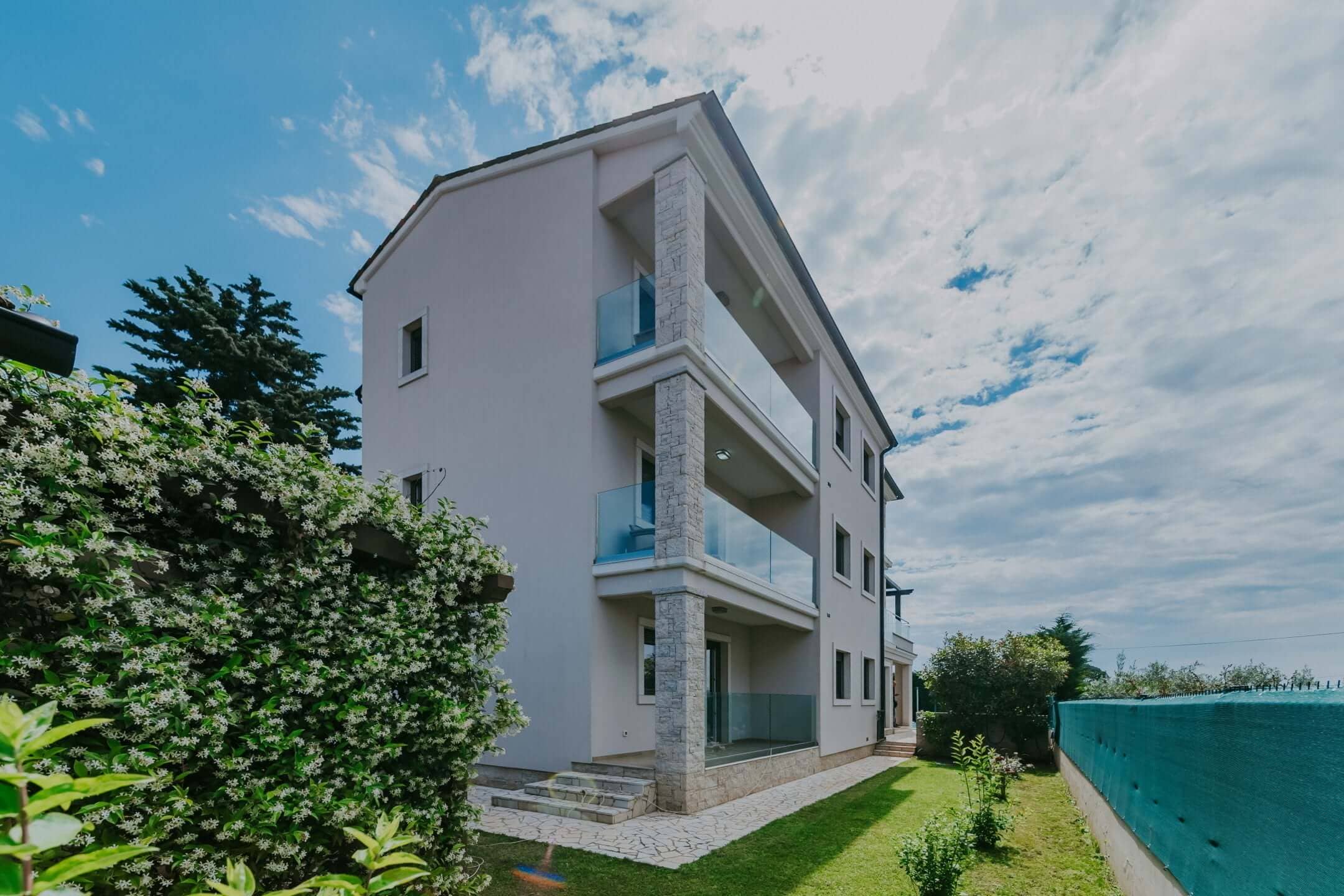 Fažana | Apartmanska kuća s bazenom i pogledom na more