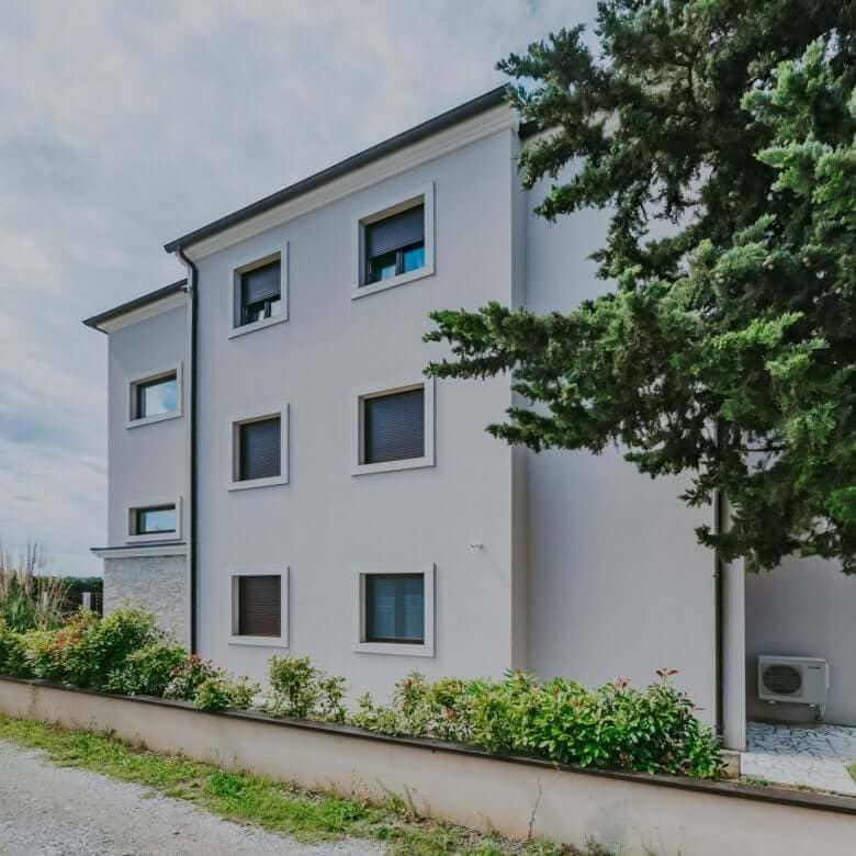 Fažana | Apartmanska kuća s bazenom i pogledom na more