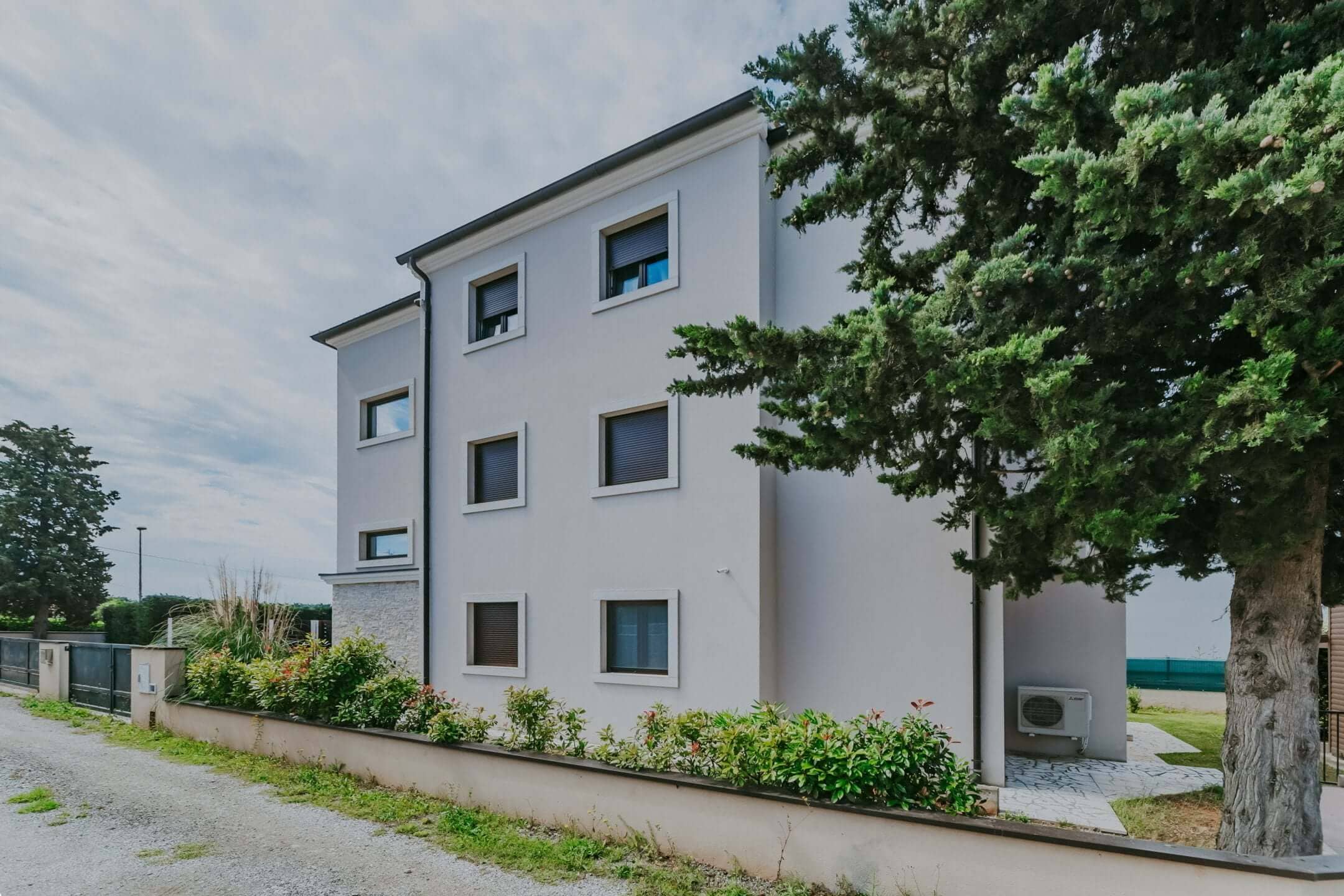 Fažana | Apartmanska kuća s bazenom i pogledom na more