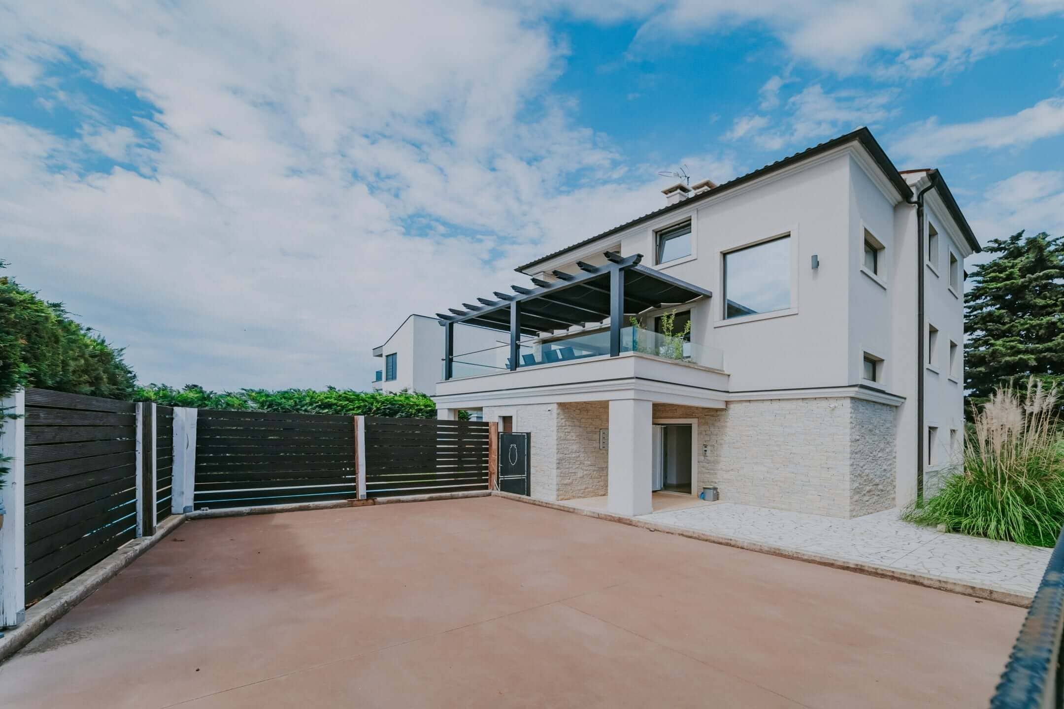 Fažana | Apartmanska kuća s bazenom i pogledom na more