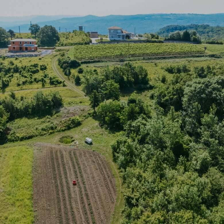 Krasica okolica | Samotna ruševina s čudovitim razgledom