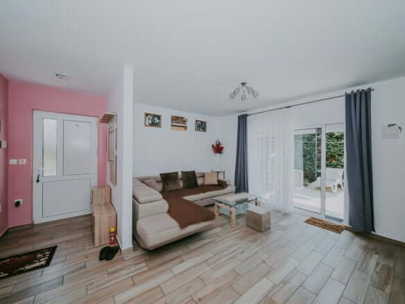 Pula | Banjole | Two-story apartment on the ground floor 350m from the sea