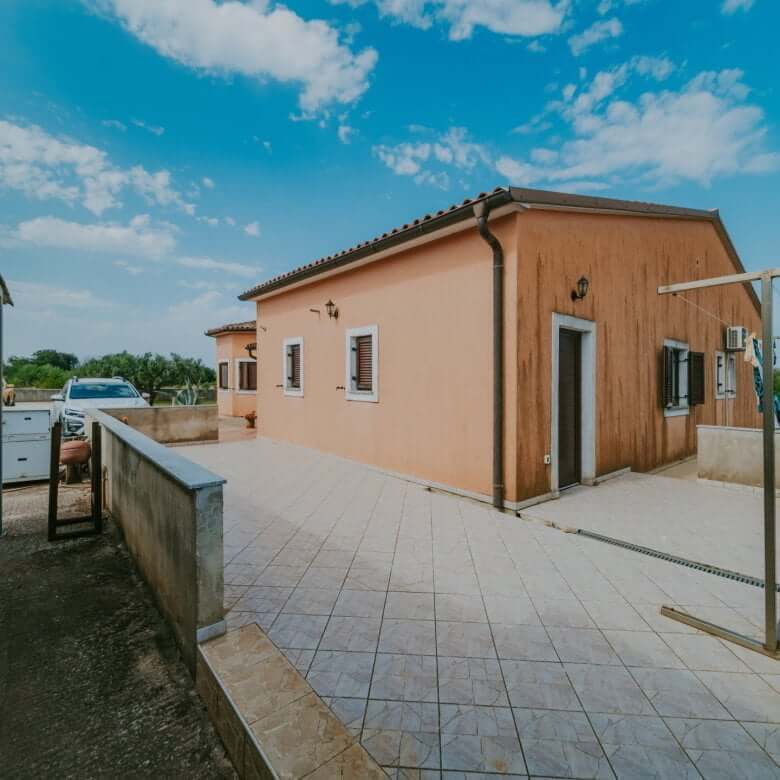 Pula | Galižana | Samostojna enonadstropna hiša na samem