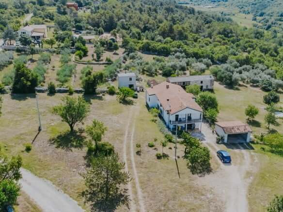 Buje okolica | Posest na samem z velikim potencijalom