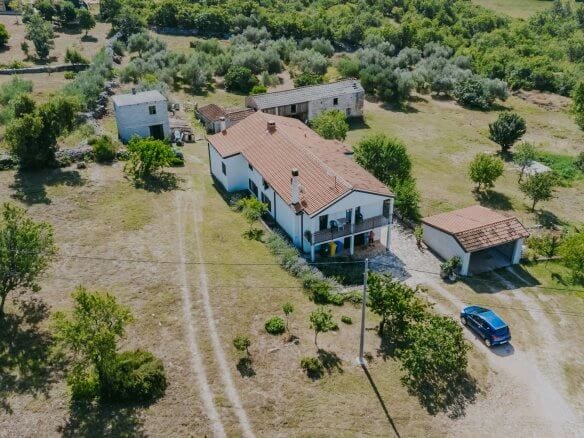 Buje okolica | Posest na samem z velikim potencijalom