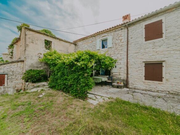 окрестности Штерны | Рядный каменный дом в уединенном районе с потенциалом