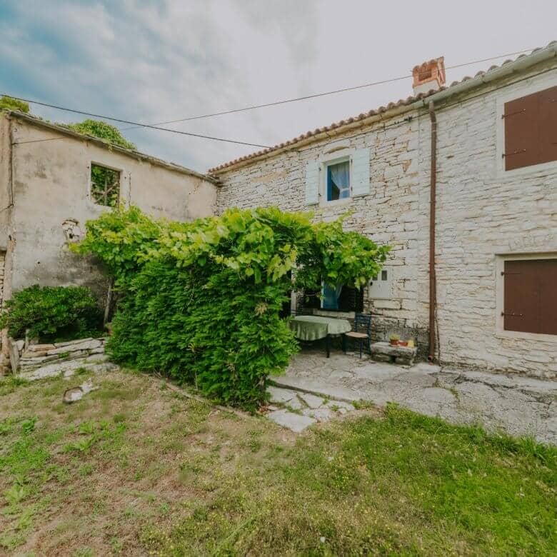 Šterna surroundings | Terraced stone house in a secluded area with potential