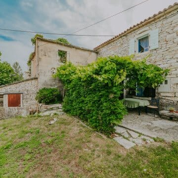 Šterna okolica | Kamena kuća u nizu na osami sa potencijalom