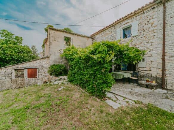 Šterna surroundings | Terraced stone house in a secluded area with potential