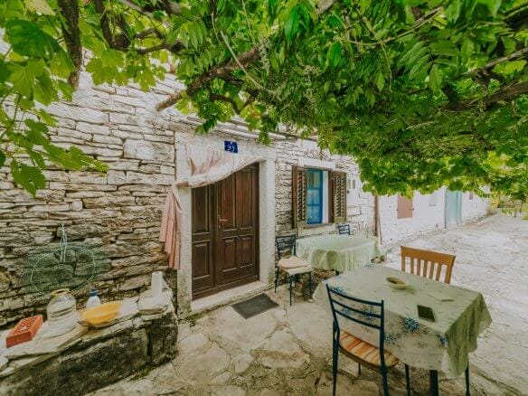 окрестности Штерны | Рядный каменный дом в уединенном районе с потенциалом