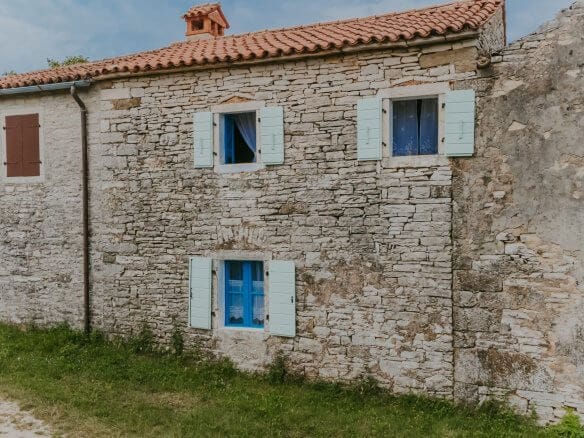 окрестности Штерны | Рядный каменный дом в уединенном районе с потенциалом