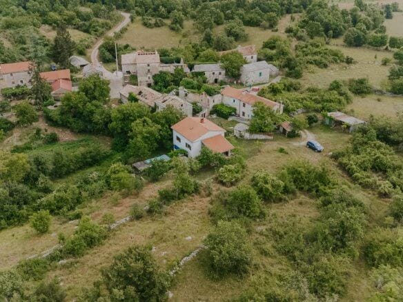 окрестности Штерны | Рядный каменный дом в уединенном районе с потенциалом