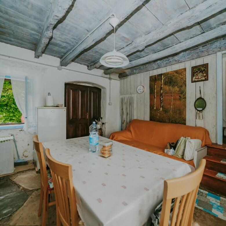 окрестности Штерны | Рядный каменный дом в уединенном районе с потенциалом