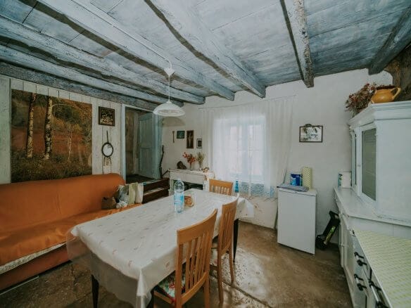 окрестности Штерны | Рядный каменный дом в уединенном районе с потенциалом