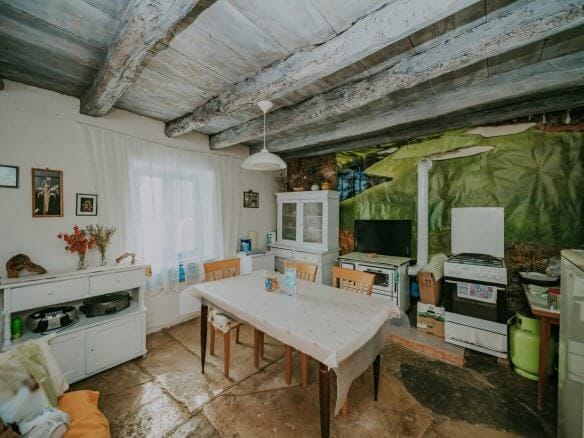 окрестности Штерны | Рядный каменный дом в уединенном районе с потенциалом