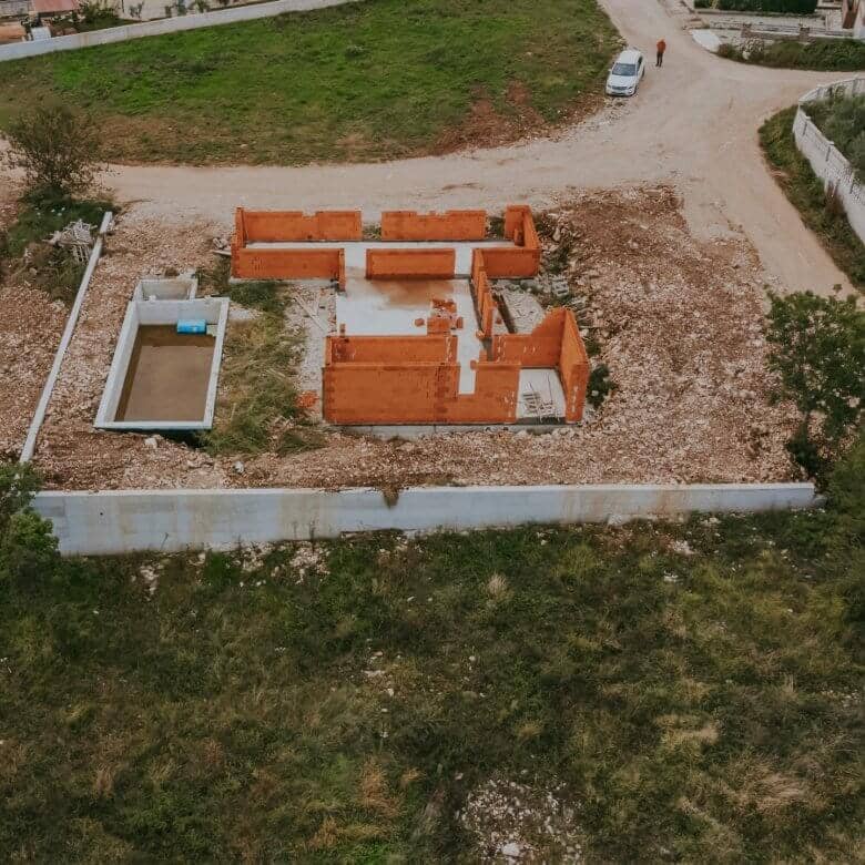 kastel buje casa su un piano di nuova costruzione con piscina in ottima posizione