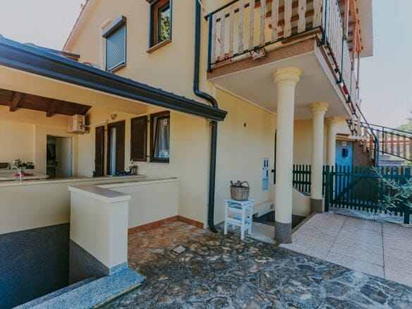 Новиград окрестности | Две квартиры с двором в тихом месте