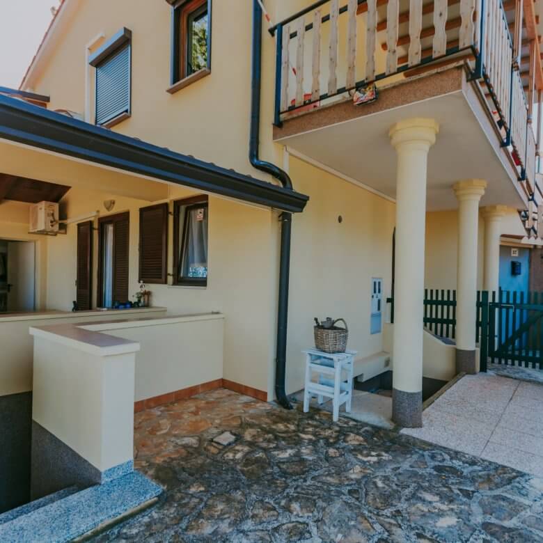 Новиград окрестности | Две квартиры с двором в тихом месте