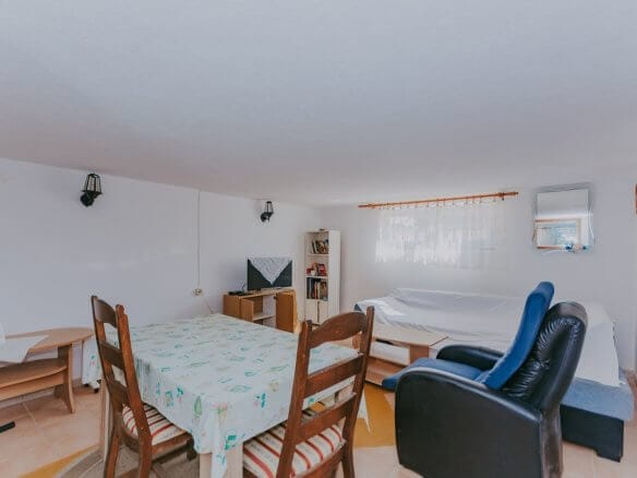 Новиград окрестности | Две квартиры с двором в тихом месте