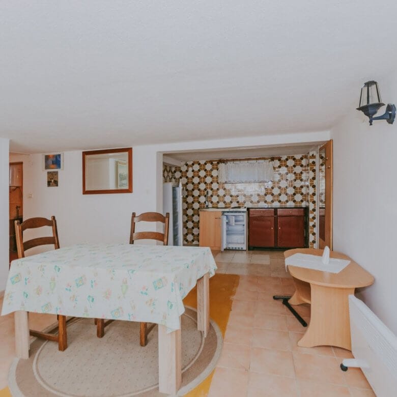 Новиград окрестности | Две квартиры с двором в тихом месте