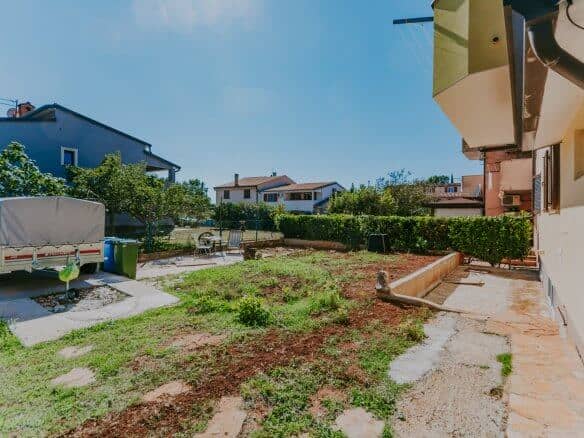 Novigrad surroundings | Two apartments with a yard in a quiet location