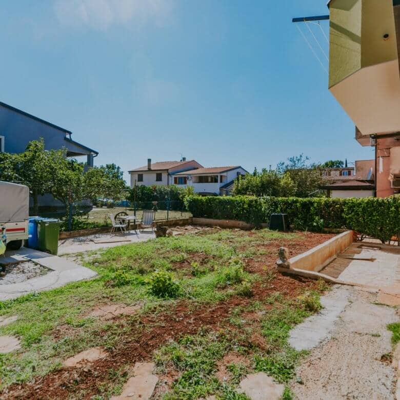 Novigrad surroundings | Two apartments with a yard in a quiet location