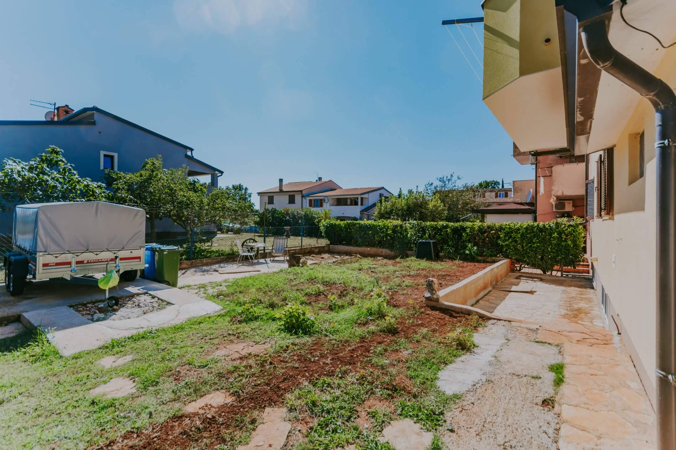 Novigrad surroundings | Two apartments with a yard in a quiet location