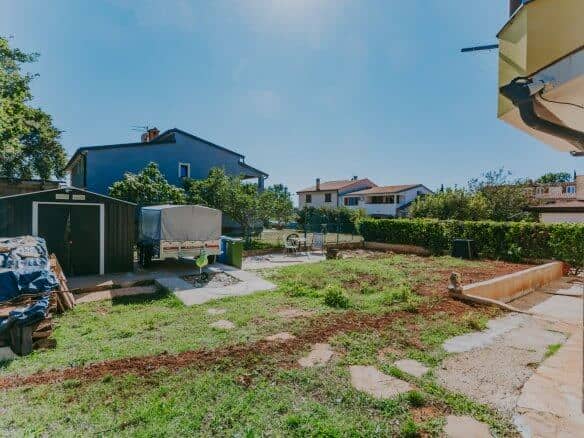 Novigrad surroundings | Two apartments with a yard in a quiet location