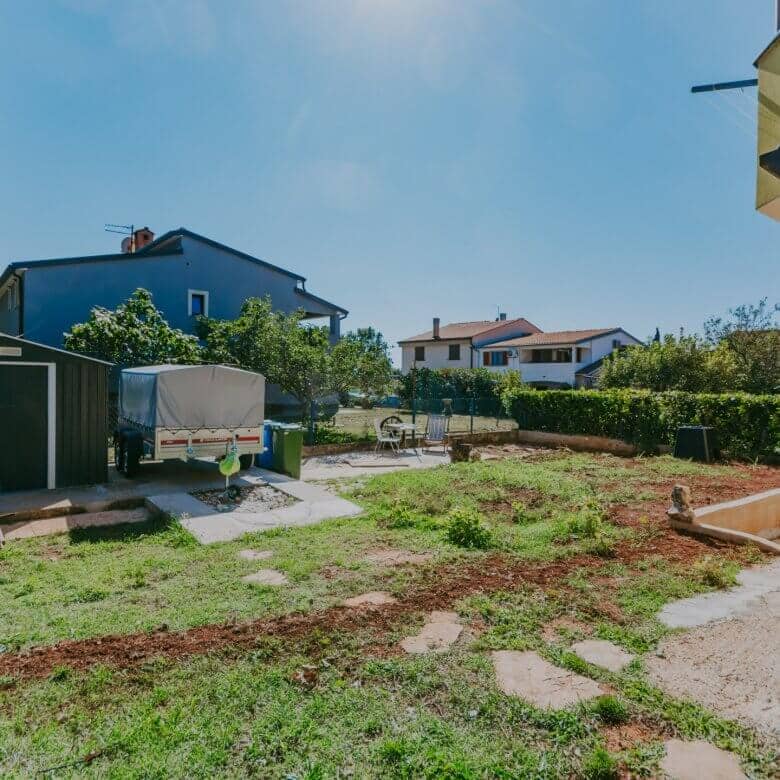Novigrad surroundings | Two apartments with a yard in a quiet location