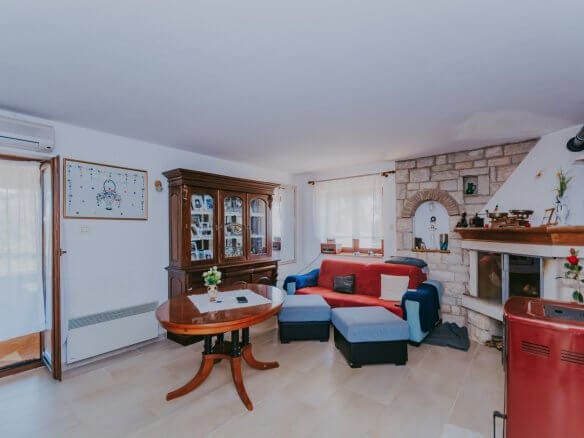 Новиград окрестности | Две квартиры с двором в тихом месте