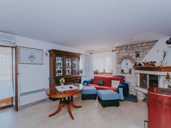 Novigrad surroundings | Two apartments with a yard in a quiet location