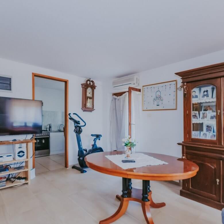 Новиград окрестности | Две квартиры с двором в тихом месте