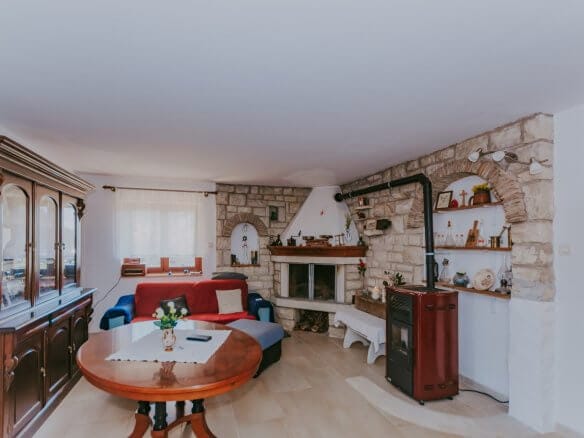 Новиград окрестности | Две квартиры с двором в тихом месте