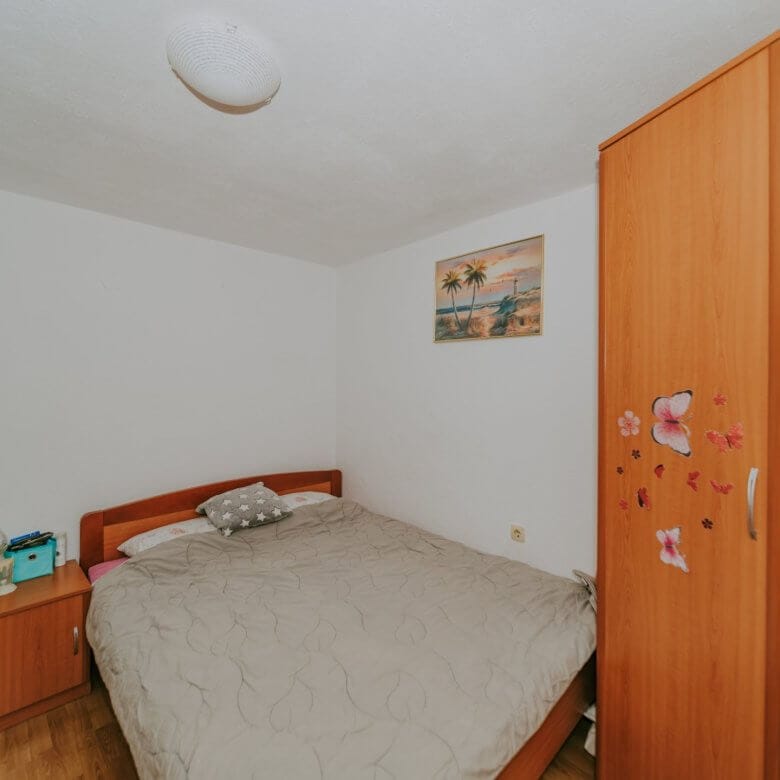 Umago | Petrovia | Spazioso appartamento con taverna e cortile