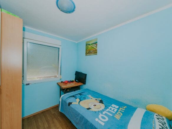 Umago | Petrovia | Spazioso appartamento con taverna e cortile