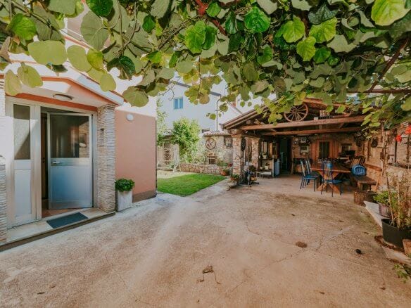 Умаг | Петровия | Просторная квартира с таверной и двором.