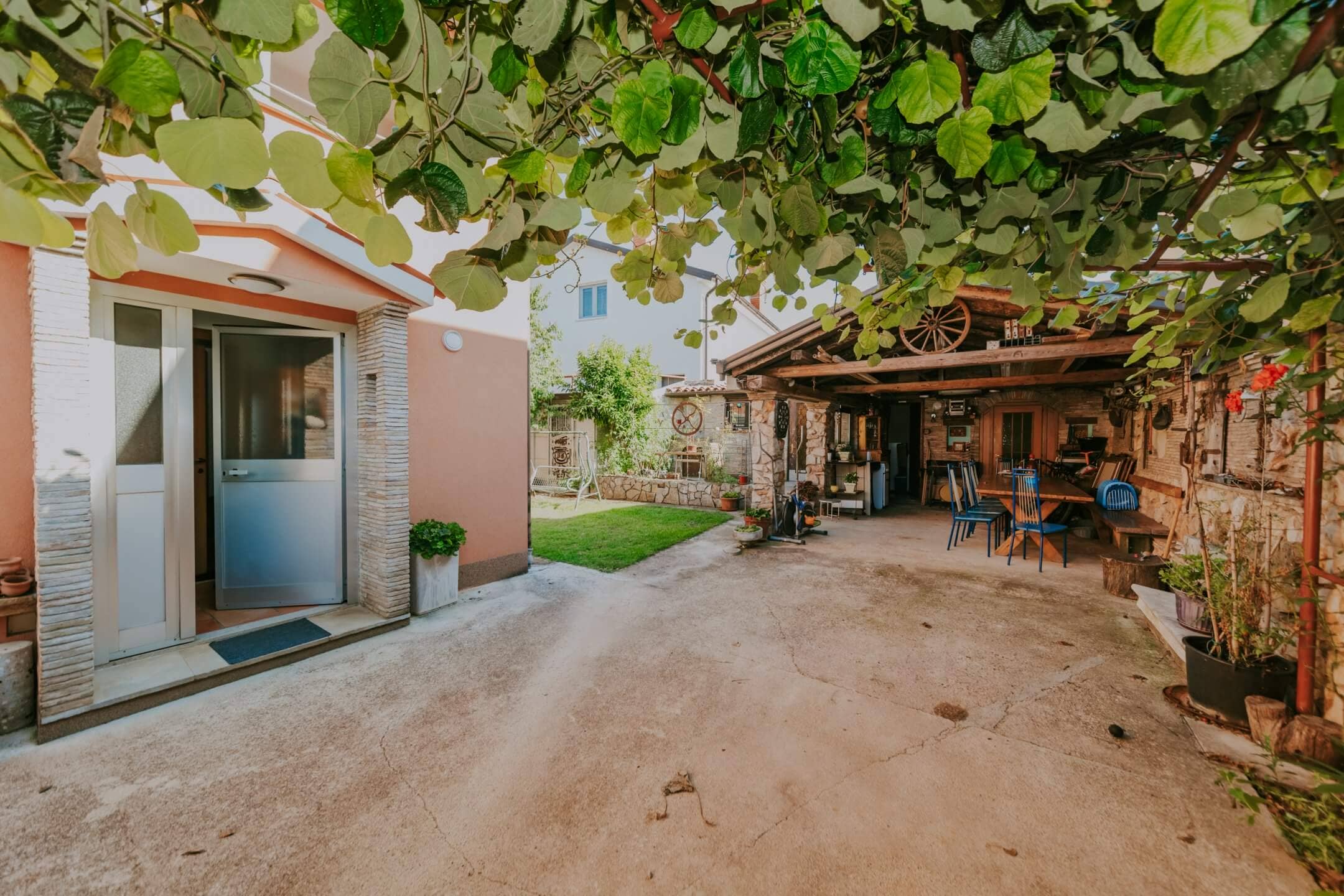 Umag | Petrovija | Spacious apartment with a tavern and a yard Umag | Petrovija | Spacious apartment with a tavern and a yard