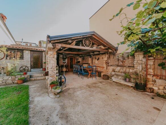 Umago | Petrovia | Spazioso appartamento con taverna e cortile